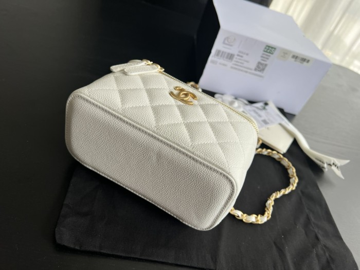  Handbag   Chanel   AP2805 size  17cmx9.5cmx8 cm