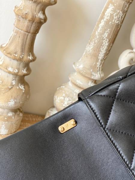  Handbag   Chanel 3214 size  17*21*6 cm