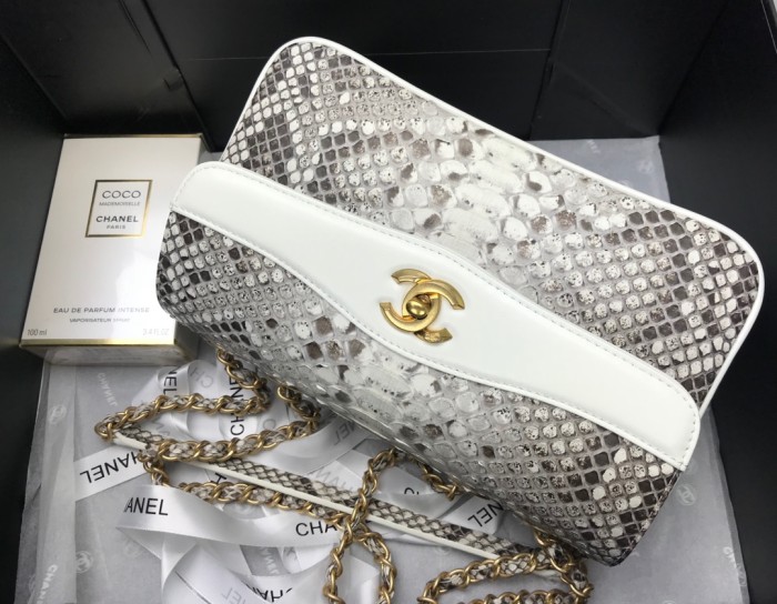 Handbag  Chanel  size  24.5cm*15.5cm*8.5 cm