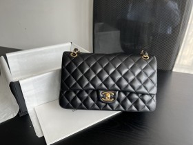 Handbag   Chanel   size  28 cm