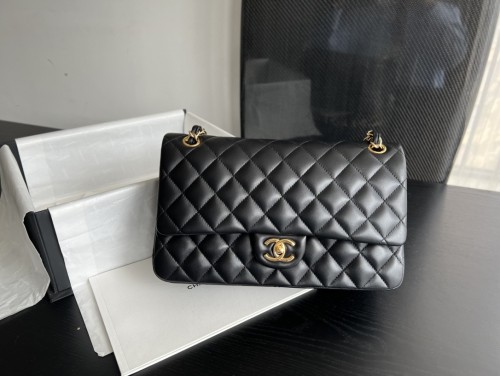 Handbag   Chanel   size  28 cm