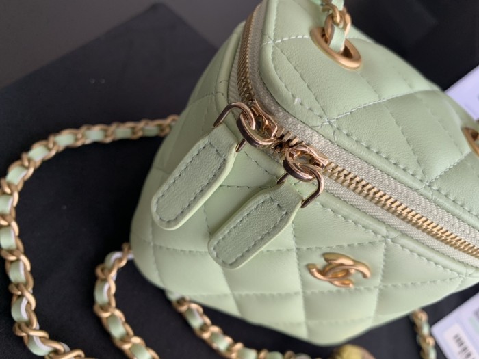  Handbag   Chanel  size  8.5cmx11cmx7 cm