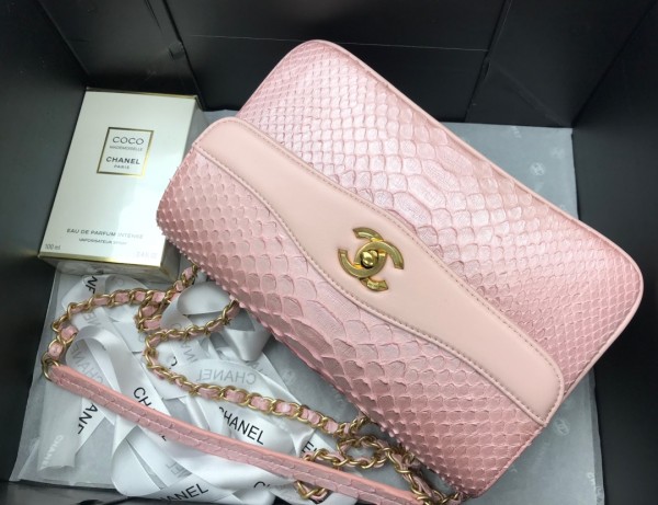  Handbag Chanel  size  24.5cm*15.5cm*8.5 cm.