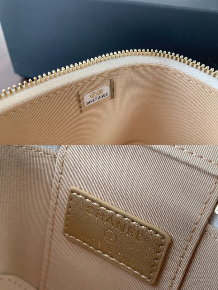  Handbag   Chanel  size 8.5cmx11cmx7 cm