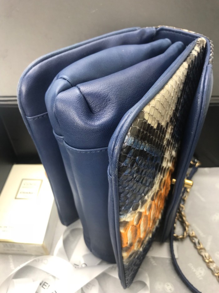  Handbag  Chanel  size  24.5cm*15.5cm*8.5 cm