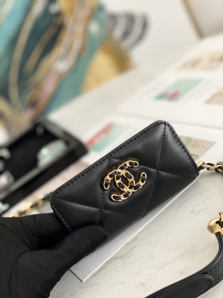  Handbag  Chanel  81166 size  12 8.5 2.5 cm