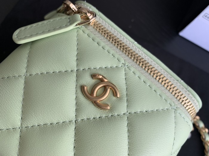  Handbag   Chanel  size  8.5cmx11cmx7 cm