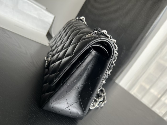 Handbag   Chanel  size   28 cm