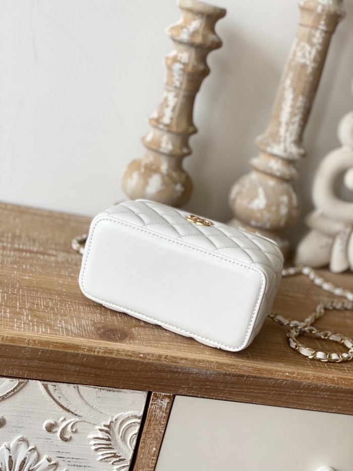  Handbag   Chanel  81195  size 16  9.5  8 cm