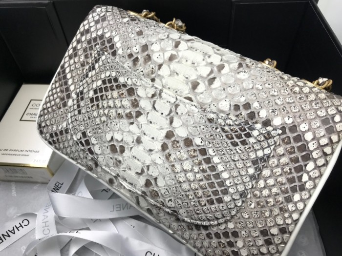 Handbag  Chanel  size  24.5cm*15.5cm*8.5 cm