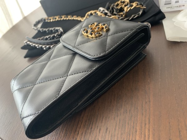 CHANEL Leather Chain Bag Cell Phone Pouch Women's Black AP1773-B04852-94305 size 10*4.5*17cm