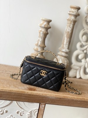  Handbag   Chanel  81195  size 16  9.5  8 cm