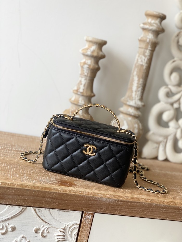  Handbag   Chanel  81195  size 16  9.5  8 cm