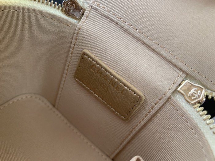 Handbag   Chanel  size  8.5cmx11cmx7 cm