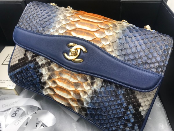  Handbag  Chanel  size  24.5cm*15.5cm*8.5 cm