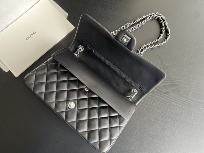 Handbag   Chanel  size   28 cm