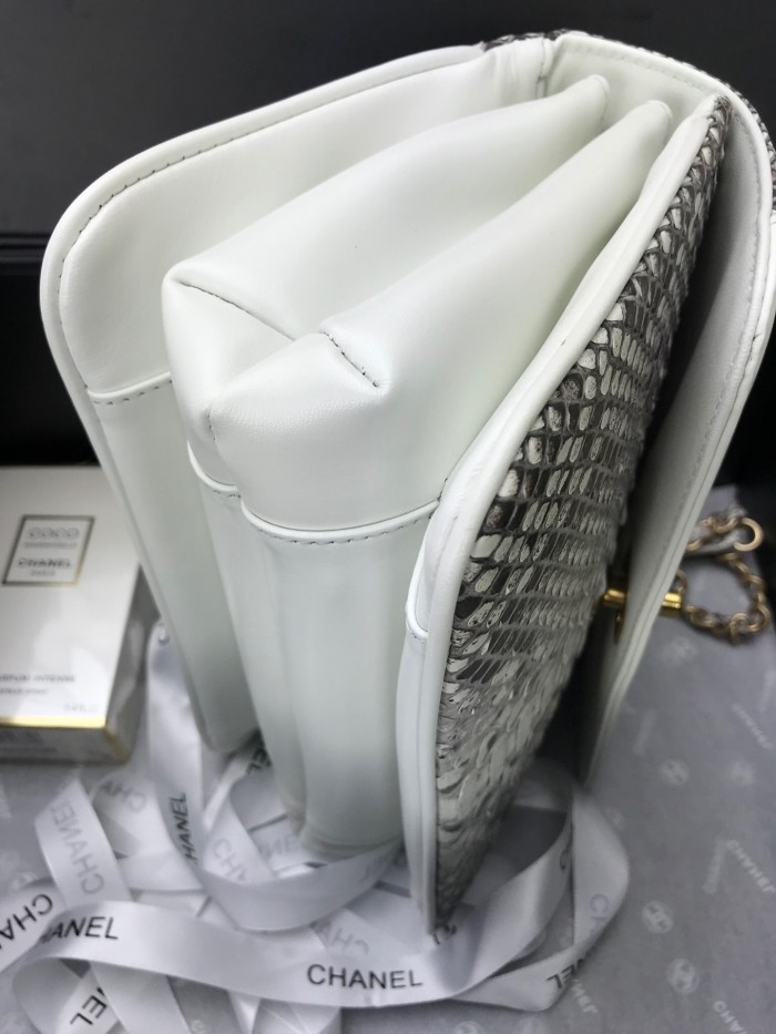 Handbag  Chanel  size  24.5cm*15.5cm*8.5 cm