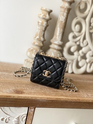  Handbag   Chanel  88631 size  11 11 5 cm