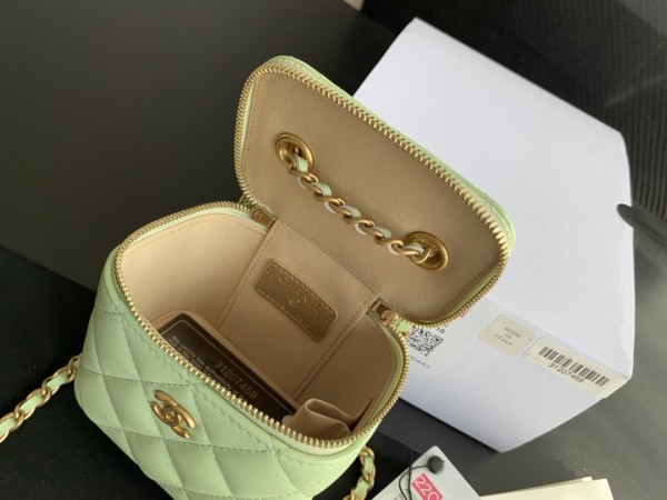  Handbag   Chanel  size  8.5cmx11cmx7 cm