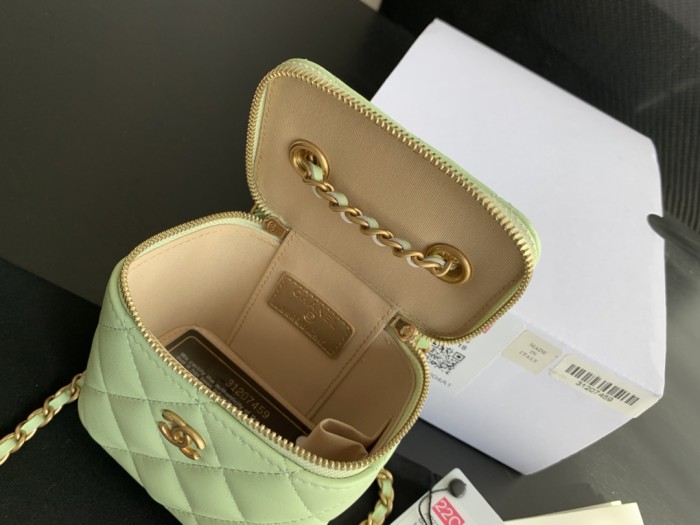  Handbag   Chanel  size  8.5cmx11cmx7 cm