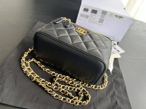  Handbag   Chanel  AP2805  size  17cmx9.5cmx8 cm