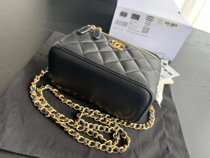  Handbag   Chanel  AP2805  size  17cmx9.5cmx8 cm