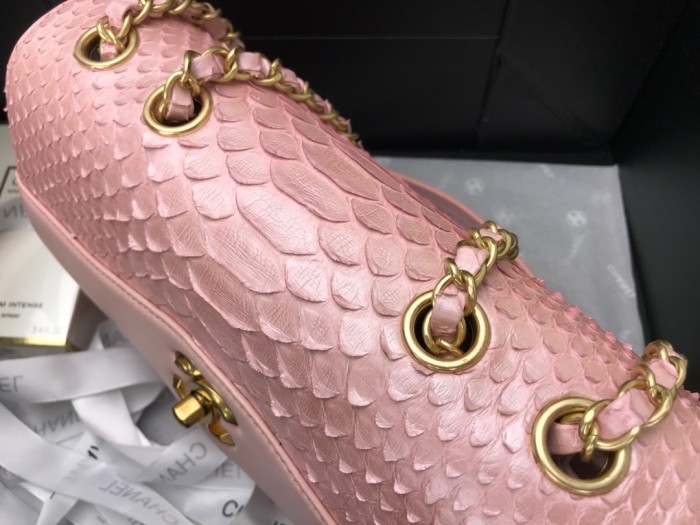  Handbag Chanel  size  24.5cm*15.5cm*8.5 cm.