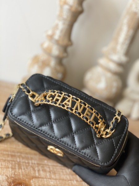  Handbag   Chanel  81195  size 16  9.5  8 cm