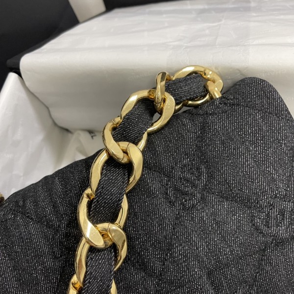  Handbag Chanel   size  24×17×7 cm