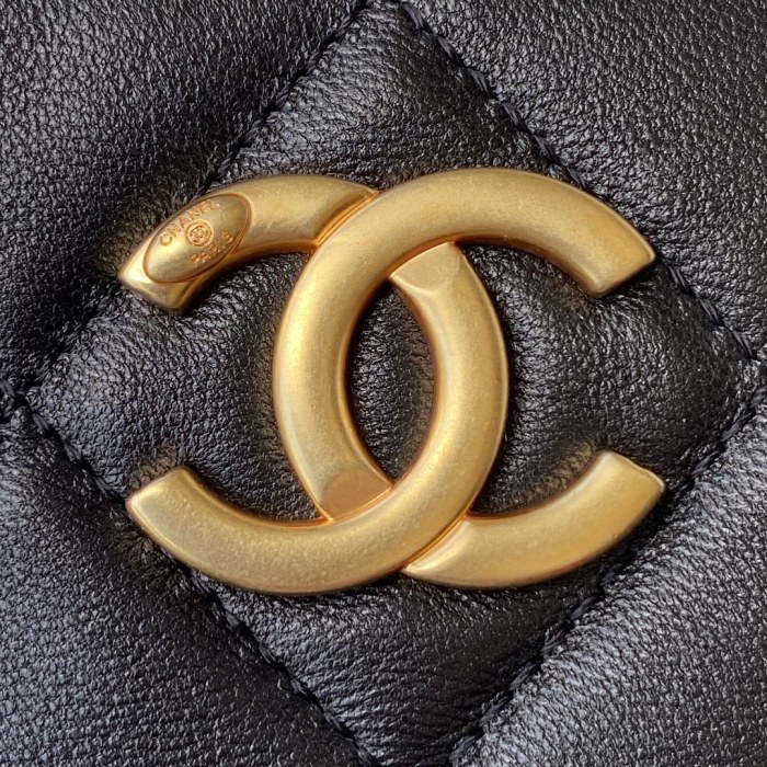  Handbag  Chanel AS2857 size  16x12x6 cm 