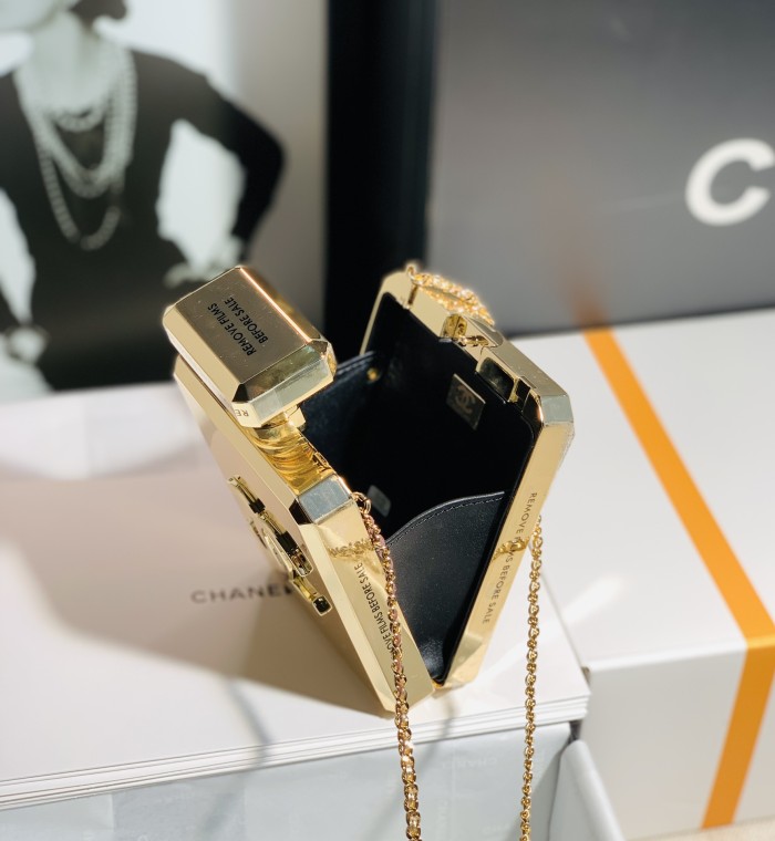 Handbag  Chanel size 16*9*3.5* Cm