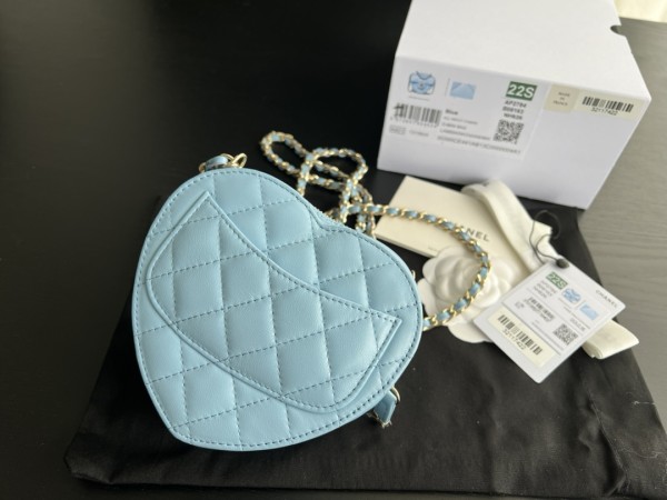  Handbag  Chanel  size  13cmx12cmx5 cm 