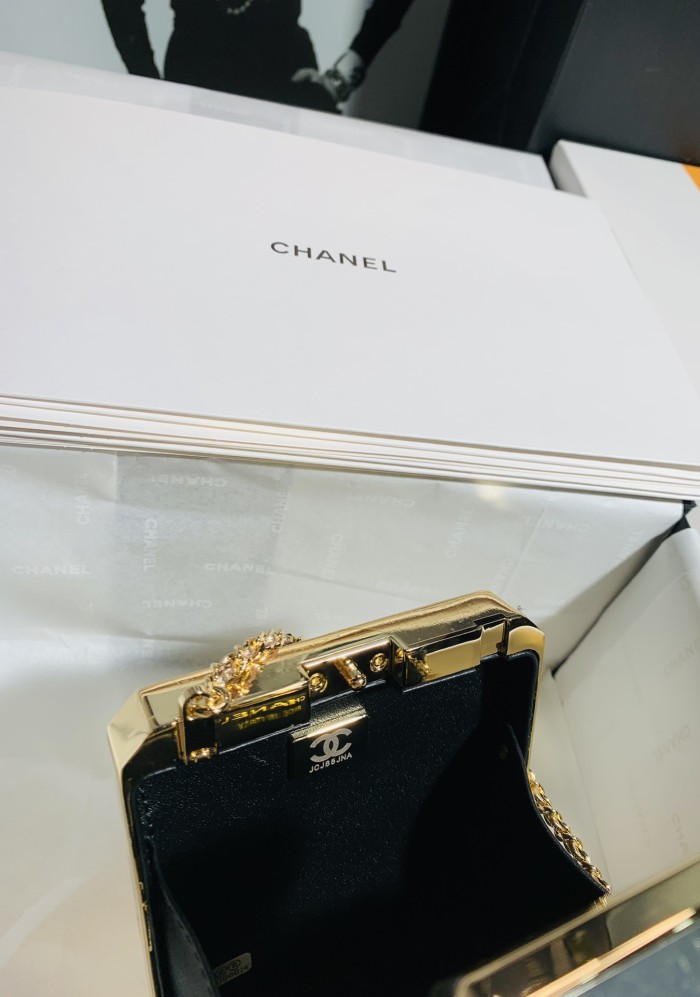Handbag  Chanel size 16*9*3.5* Cm