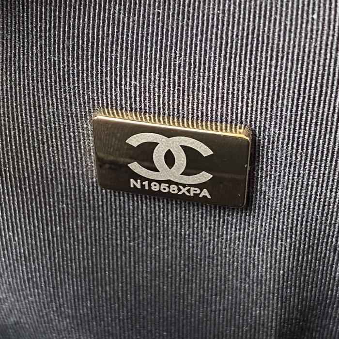  Handbag  Chanel AS2857 size  16x12x6 cm 