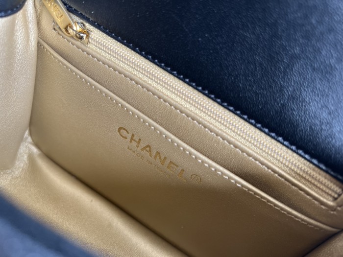  Handbag Chanel  size  18 cm