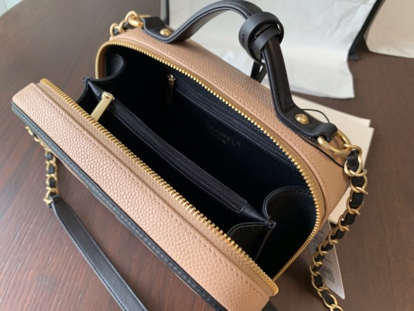  Handbag  Chanel  size 21 cm