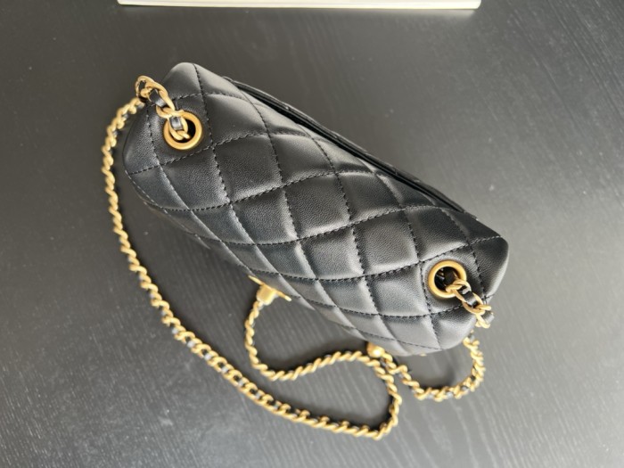  Handbag Chanel  size  18 cm