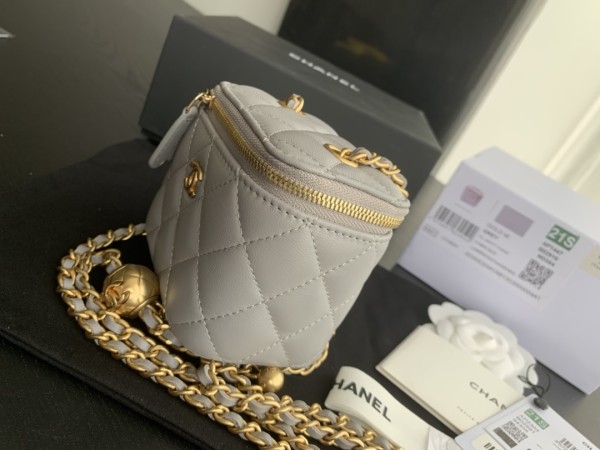  Handbag  Chanel  size  8.5cmx11cmx7 cm