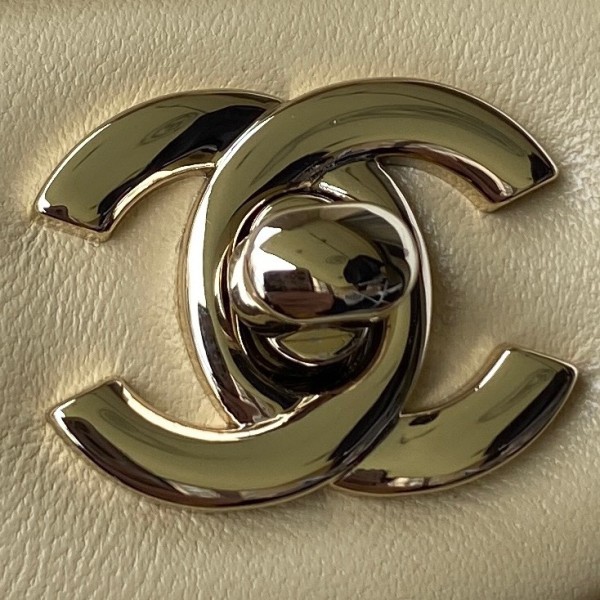  Handbag  Chanel AS2431  size 20x12x6 cm