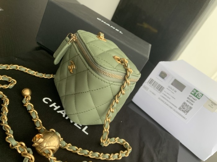  Handbag  Chanel  size  8.5cmx11cmx7 cm