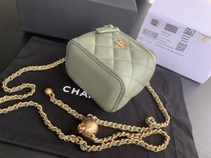  Handbag  Chanel  size  8.5cmx11cmx7 cm