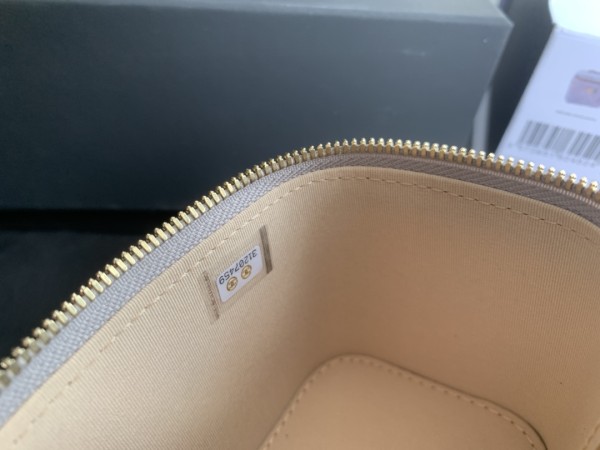  Handbag  Chanel  size  8.5cmx11cmx7 cm