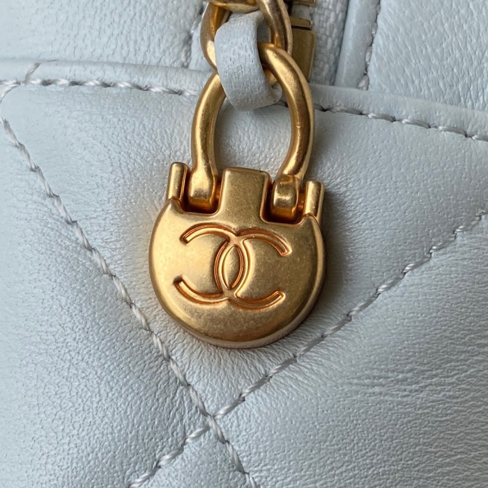  Handbag  Chanel  AS2856  size  18x14x7 cm
