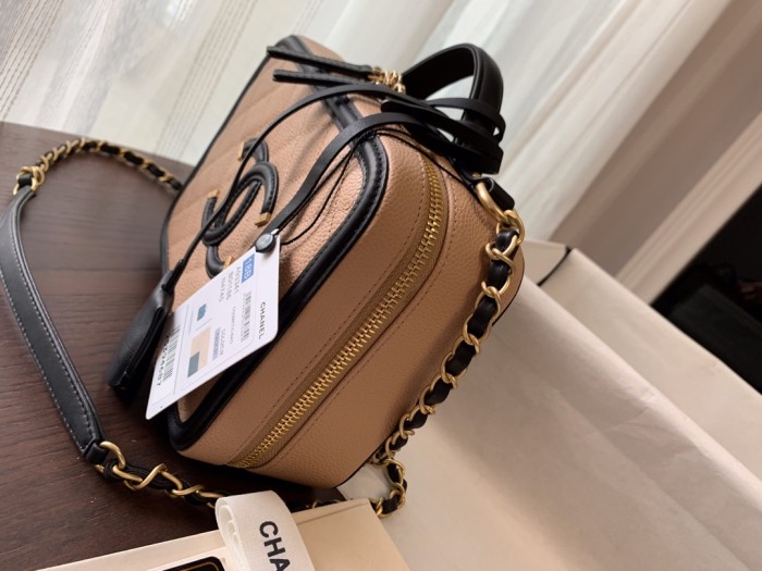  Handbag  Chanel  size 21 cm