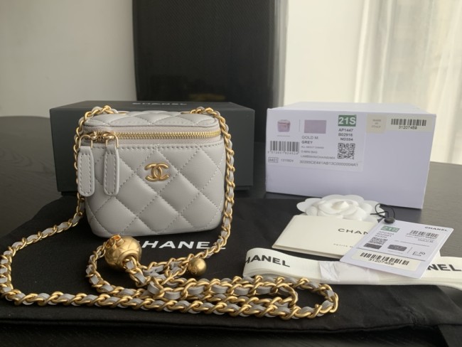  Handbag  Chanel  size  8.5cmx11cmx7 cm