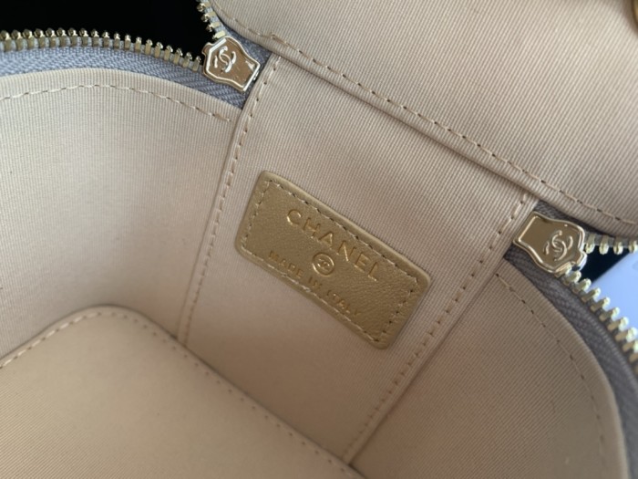  Handbag  Chanel  size  8.5cmx11cmx7 cm