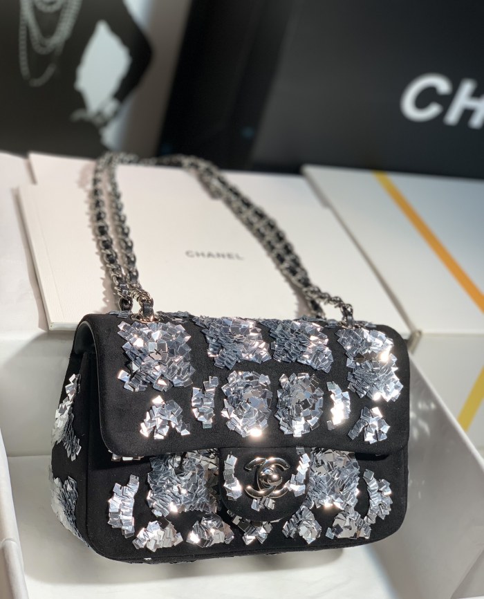  Handbag  Chanel size   20 cm