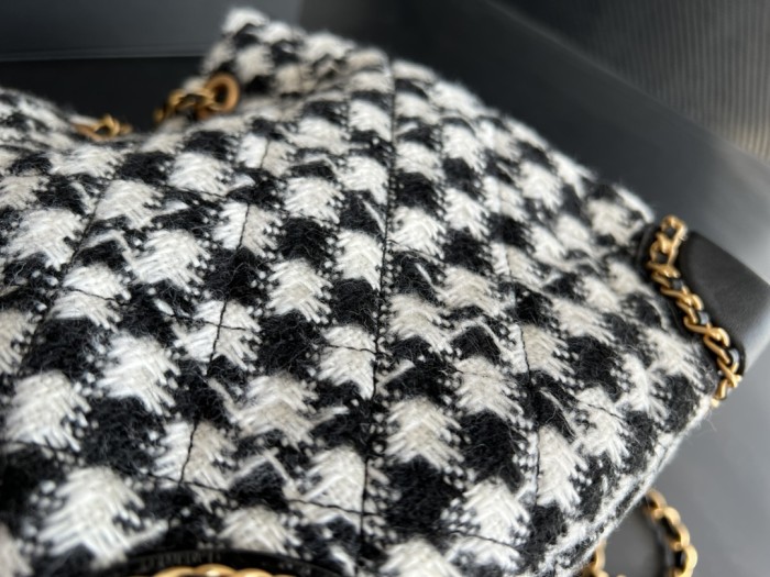  Handbag   Chanel  AS3639  size  18cmx19.5cmx14 cm 