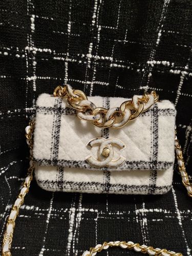 Handbag   Chanel  size  15*22*6 cm