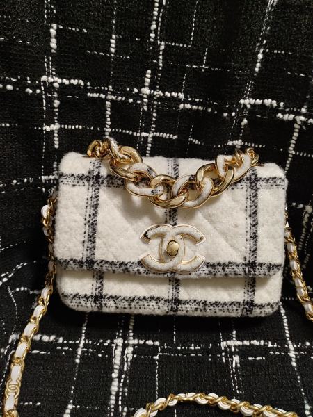 Handbag   Chanel  size  15*22*6 cm
